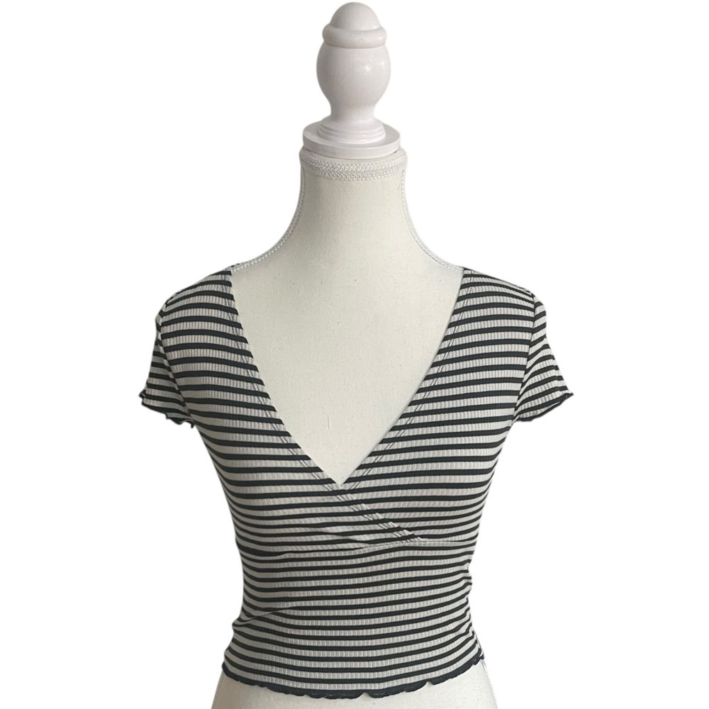 UO BDG Madi Plunge V-neck Tee Black White